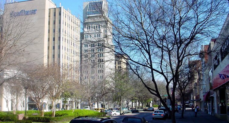 1200px-Augusta_Georgia_Broad_Street_Lamar_Building
